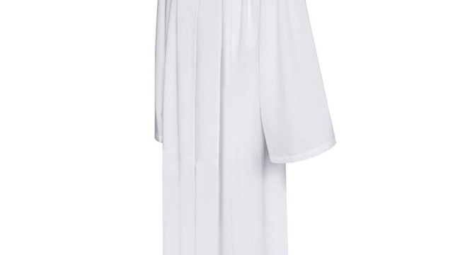 Chic and Sacred: A Guide to Choosing the Perfect Baptism Robe
